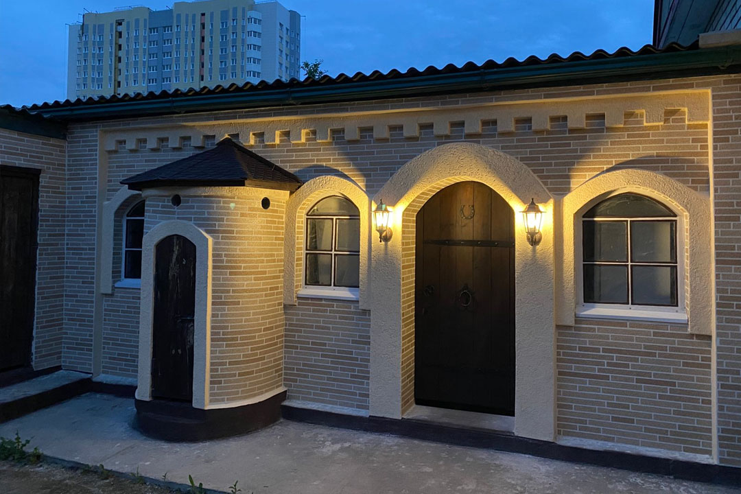 Cool utility building covered with AMK